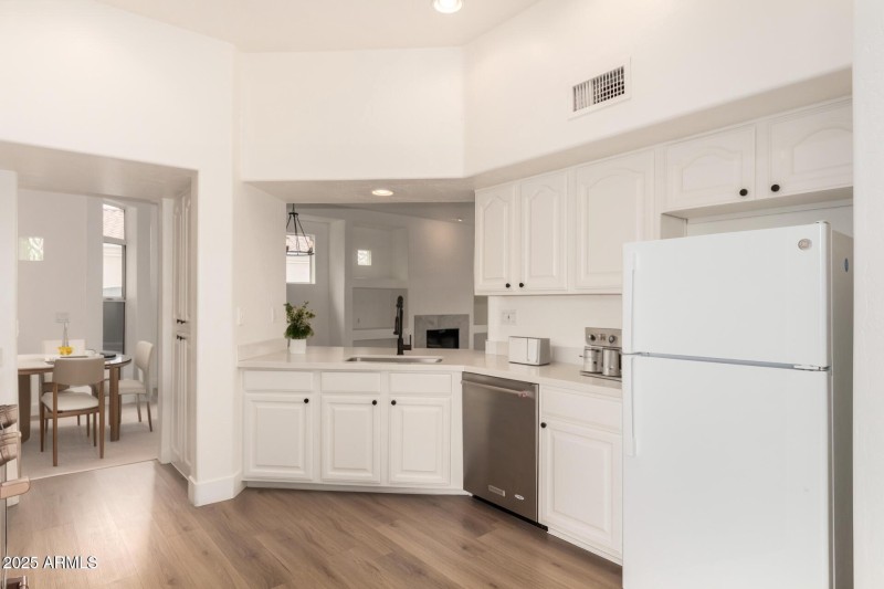 1747 E NORTHERN Avenue 263