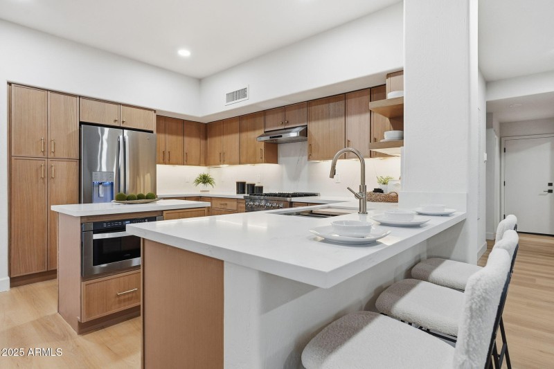 Sit up bar space in kitchen