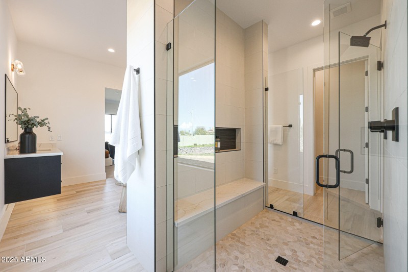 Model Home B (85) Owner's Bath - Dbl Sho