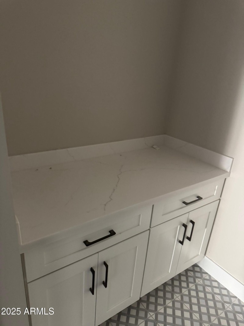 28304 Laundry room counter