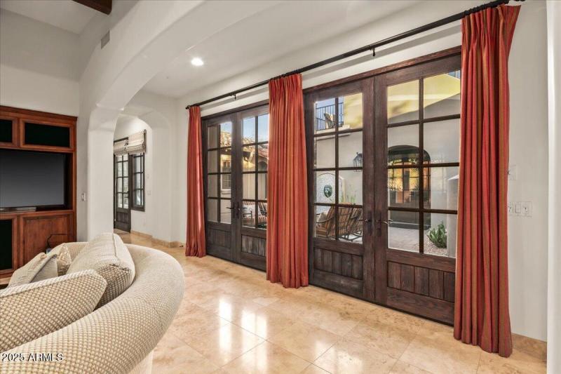 13-Living Areas To Front Court Yards