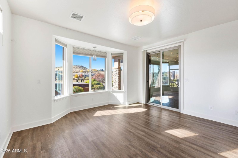 21-Primary Bedroom (2)