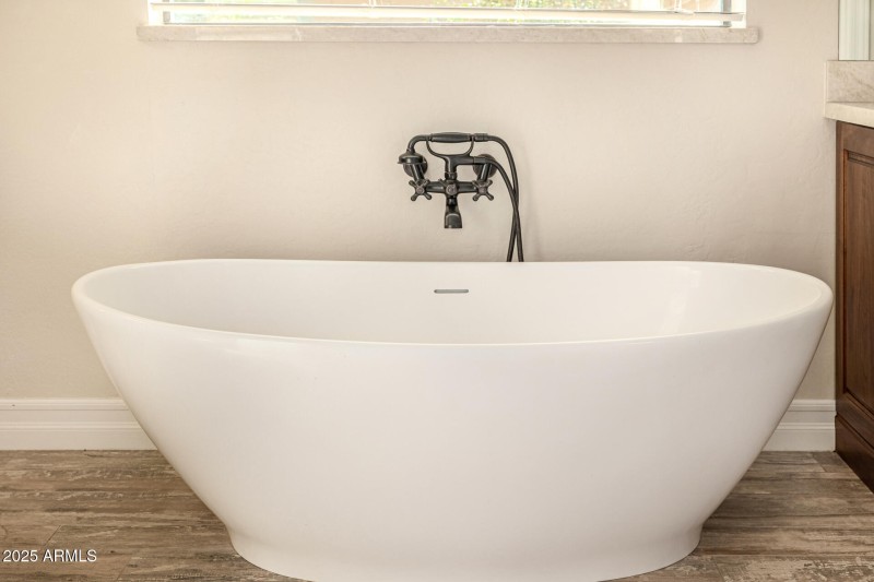 Soaking tub