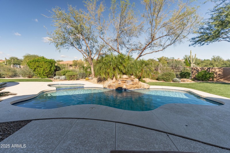 pool and spa close Horz