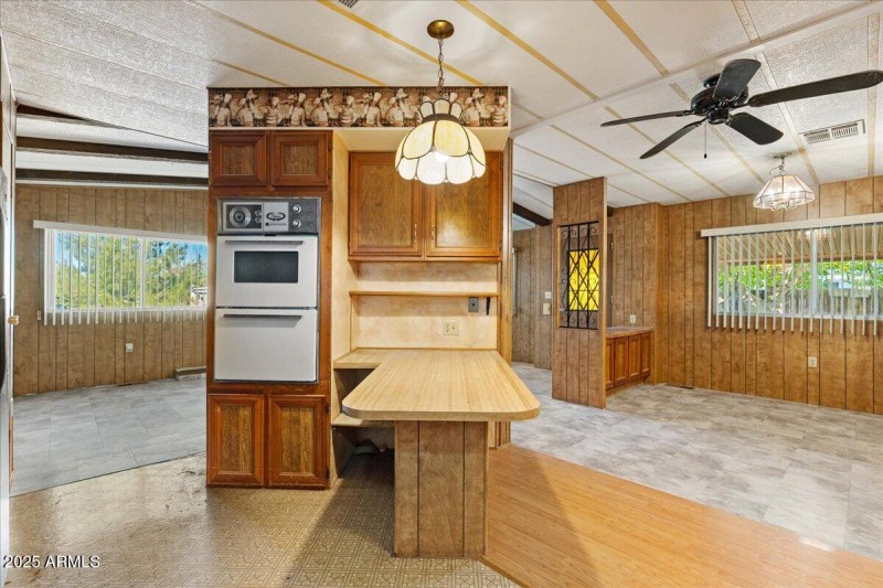 11-Kitchen Breakfast Area