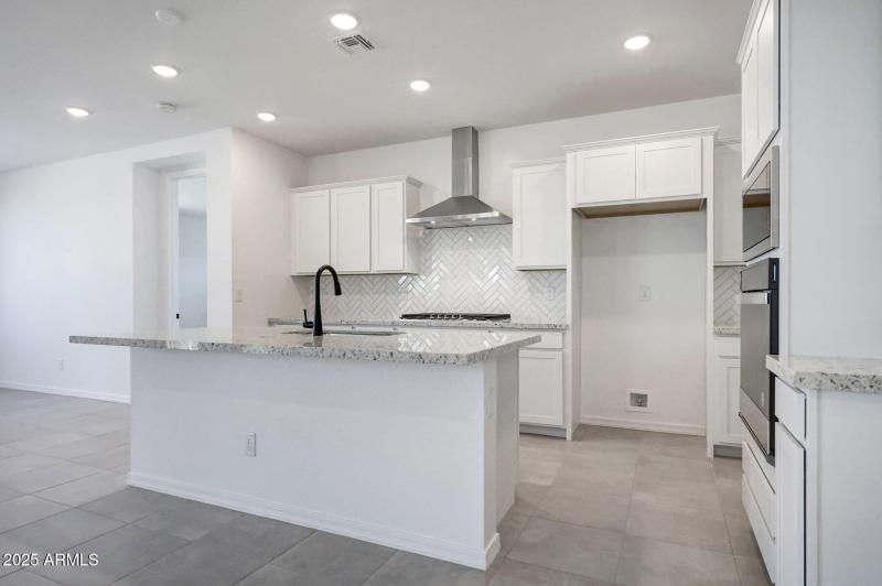 PHX_Tyler_Lot 2034_Cobalt_24180_Kitchen