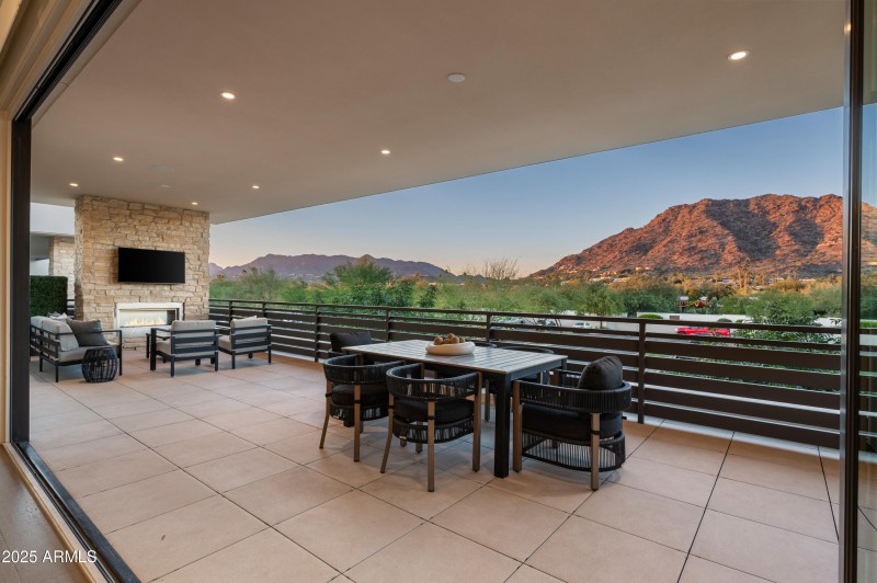 Outdoor living/dining