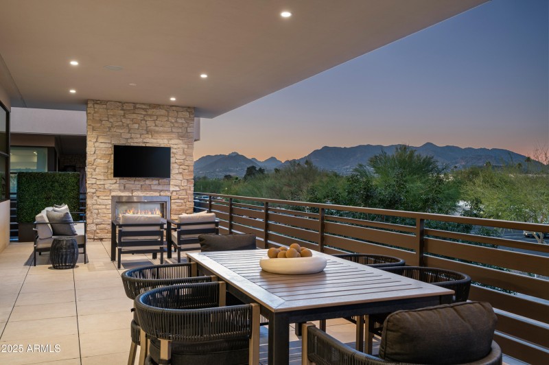 Outdoor living/dining