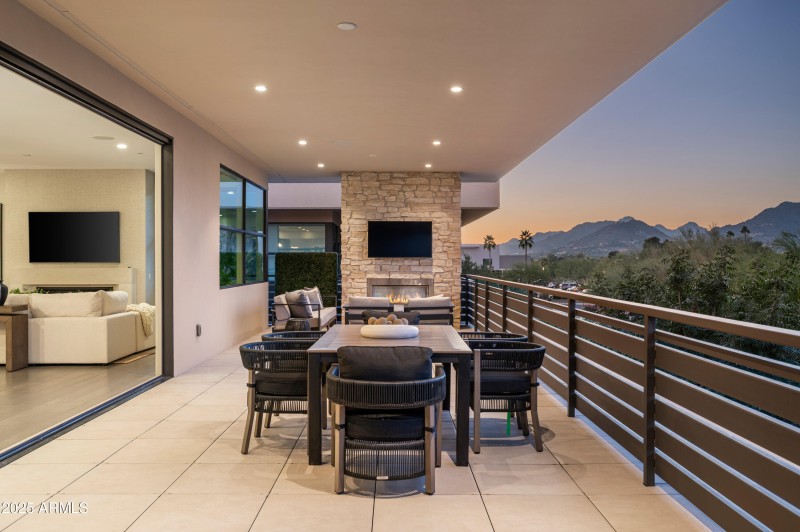 Outdoor living/dining