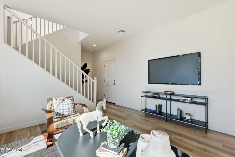 1511 W SIERRA VISTA DR