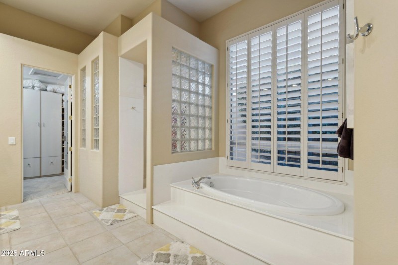 28-web-or-mls-11935-e-parkview-ln