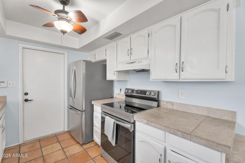 11-web-or-mls-8944 E Friess Dr -13