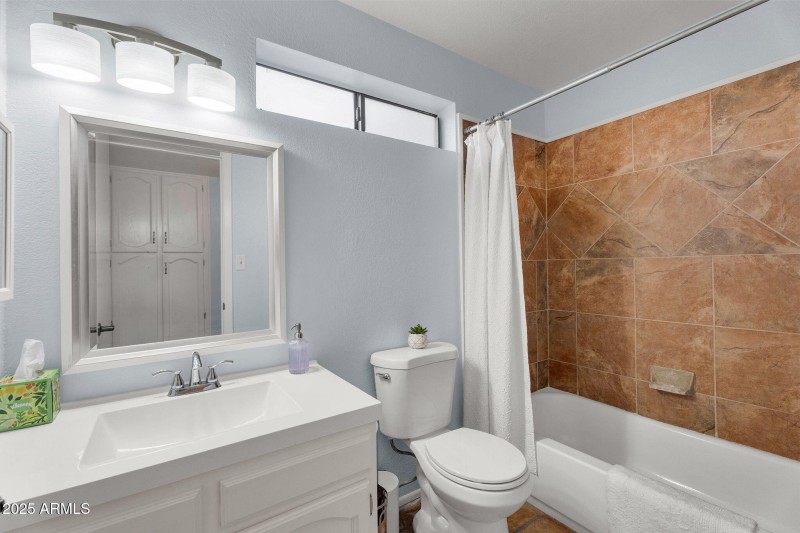 25-web-or-mls-8944 E Friess Dr -26