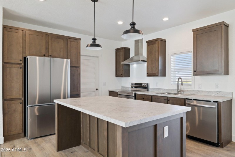 6-web-or-mls-18110-n-amelia-dr