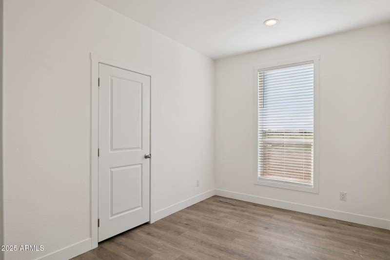 21-web-or-mls-18110-n-amelia-dr