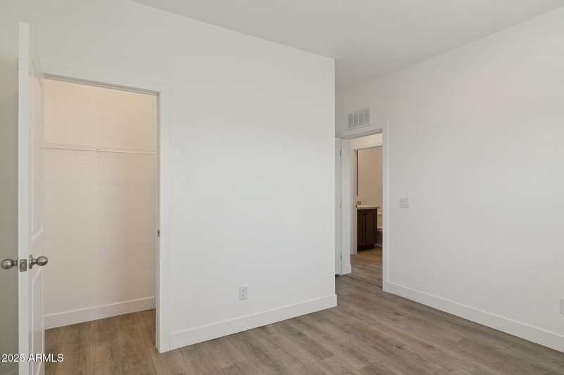 26-web-or-mls-18110-n-amelia-dr