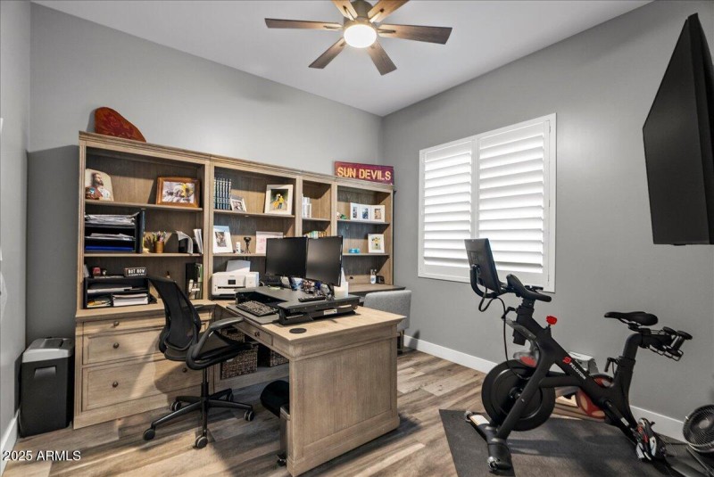 07-Double door office