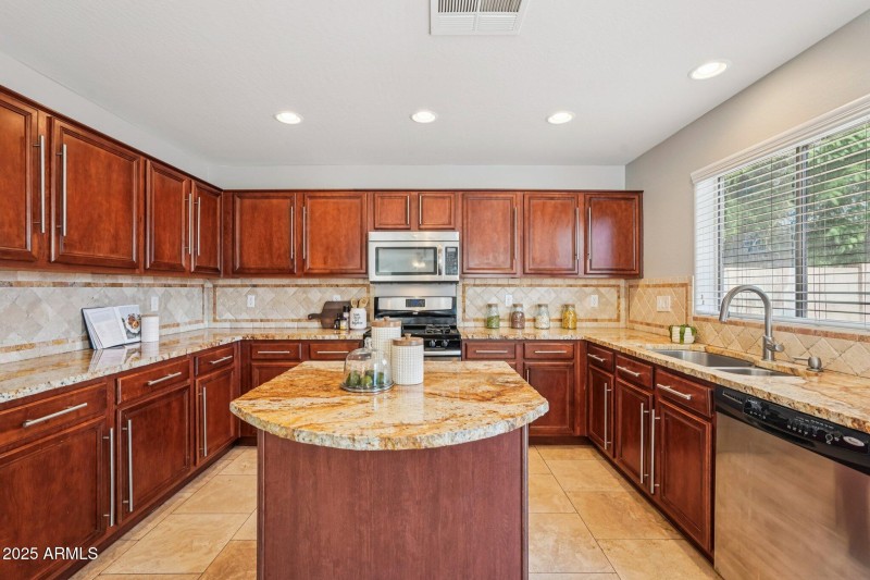 20-web-or-mls-N 63rd Dr-S0412-020