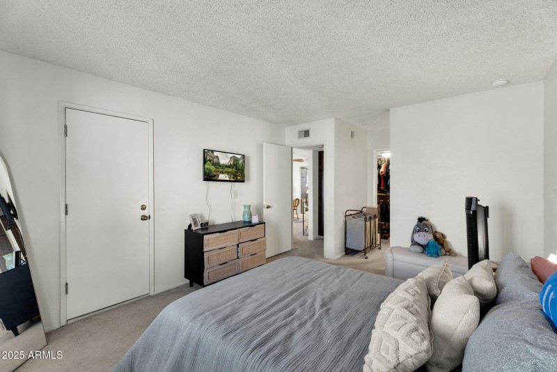 14-web-or-mls-10828 N Bailtmore Dr 233-1