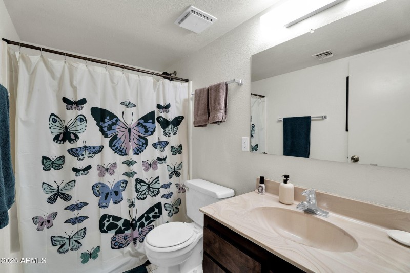 23-web-or-mls-10828 N Bailtmore Dr 233-1