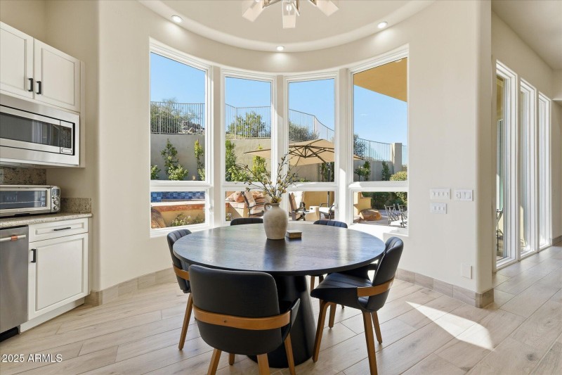 24-020-breakfast-nook