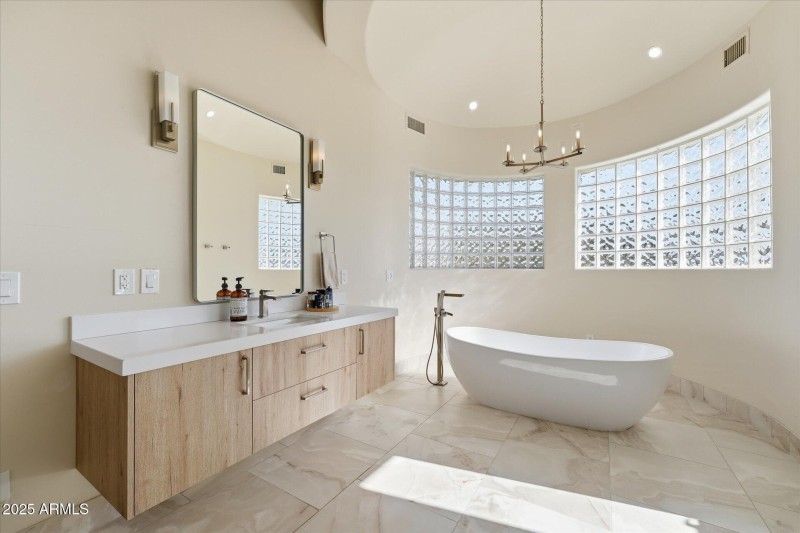 41-037-primary-bathroom