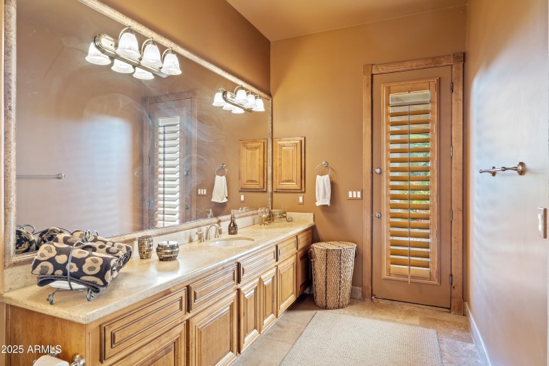 5th Bedroom En suite/Pool Bath