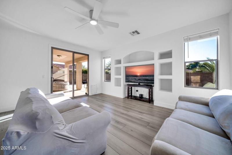 16529 W Saguaro Ln-10