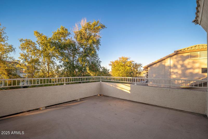 21_Primary-Balcony_01