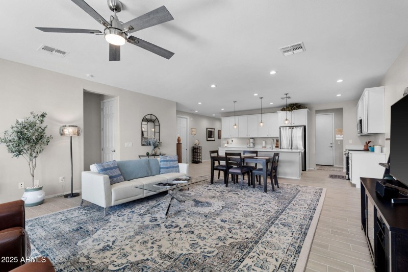 011__2049 E Entoro Dr