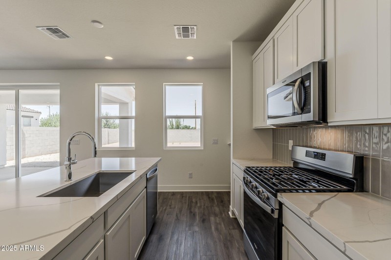 Kitchen W SS Appliances