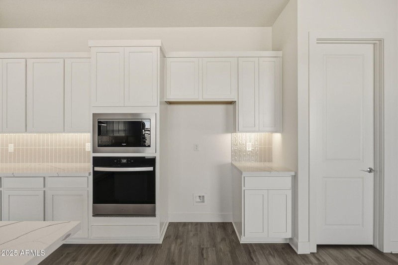 Kitchen W SS Appliances