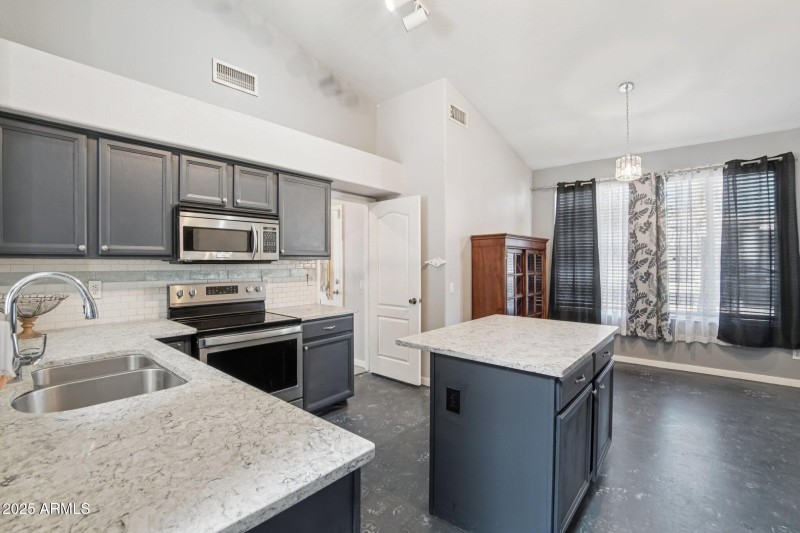 9-web-or-mls-N 42nd Ave-S0612-009