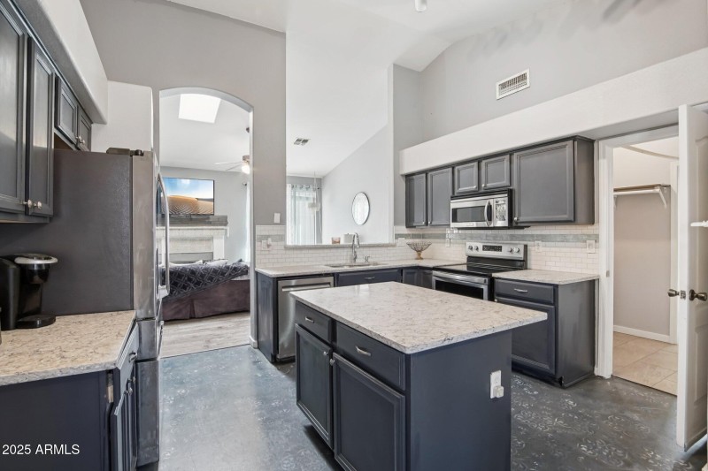 11-web-or-mls-N 42nd Ave-S0612-011