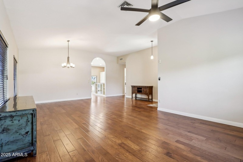 4-web-or-mls-E Winona St-S0612-008