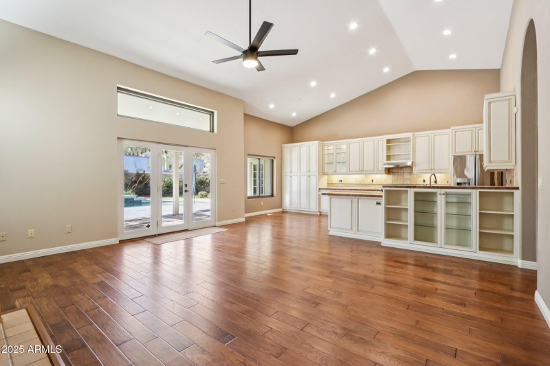 6-web-or-mls-E Winona St-S0612-011