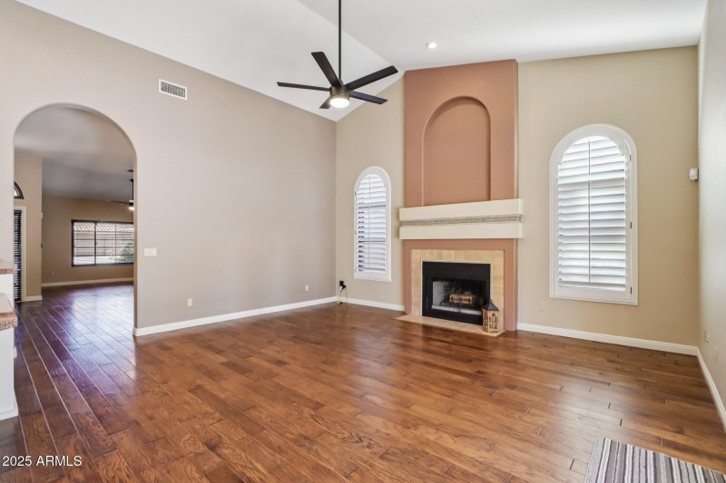 8-web-or-mls-E Winona St-S0612-013