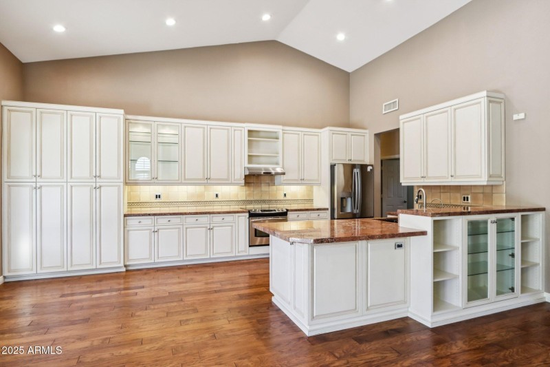 9-web-or-mls-E Winona St-S0612-014