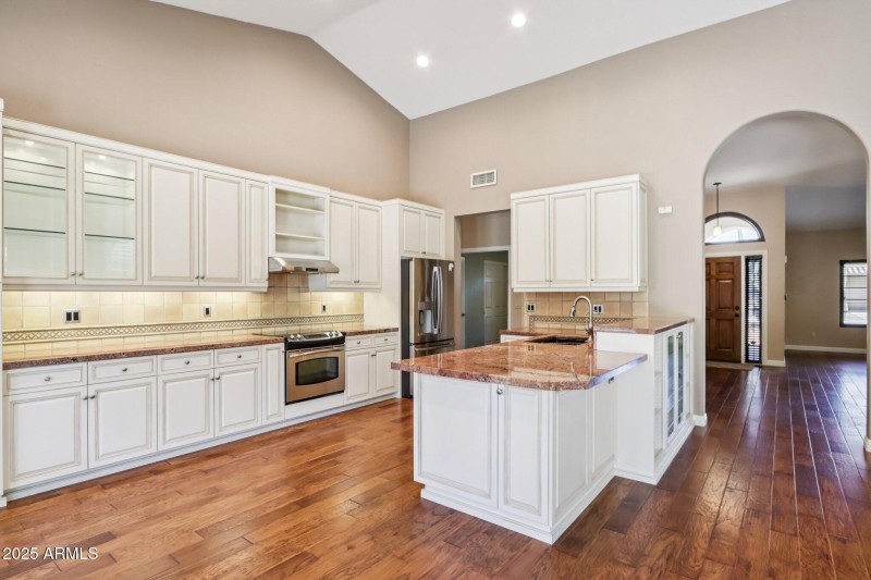 10-web-or-mls-E Winona St-S0612-015