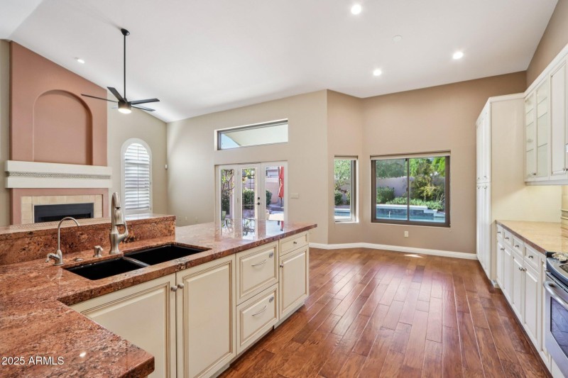 11-web-or-mls-E Winona St-S0612-017