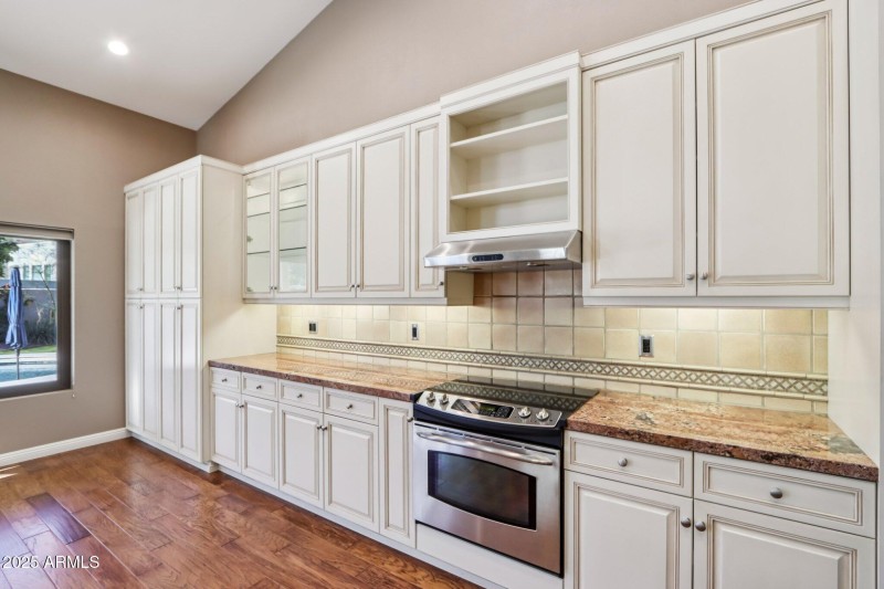 12-web-or-mls-E Winona St-S0612-018