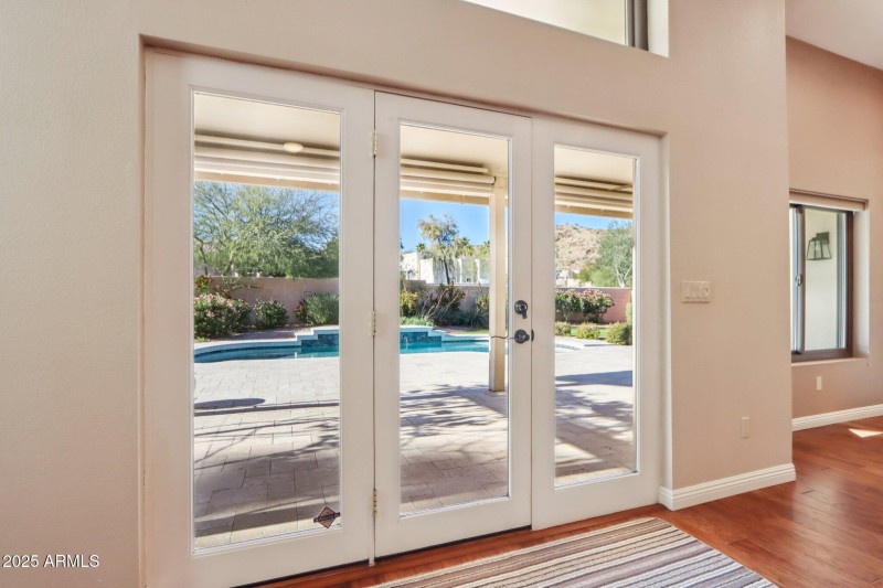 13-web-or-mls-E Winona St-S0612-019