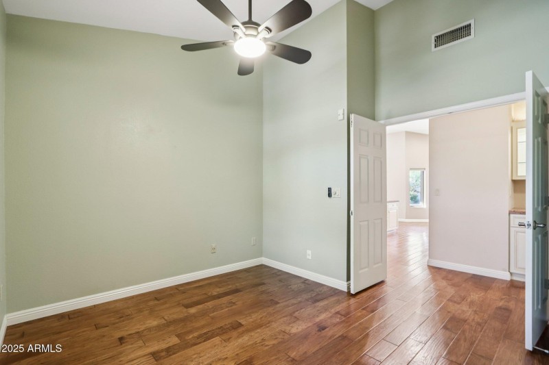 15-web-or-mls-E Winona St-S0612-021