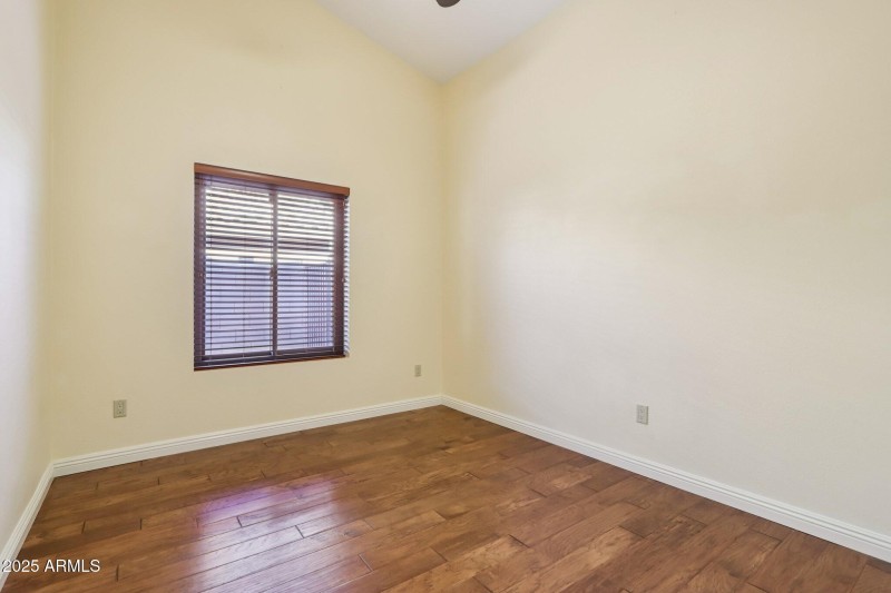 18-web-or-mls-E Winona St-S0612-024