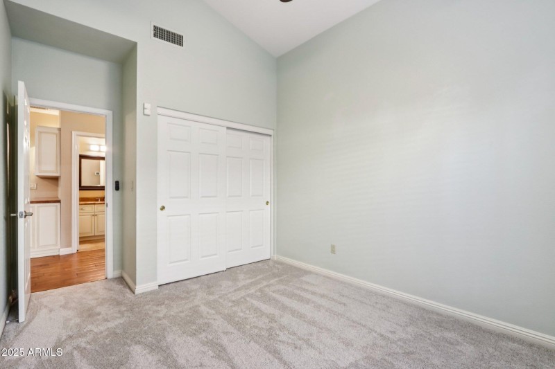 21-web-or-mls-E Winona St-S0612-027