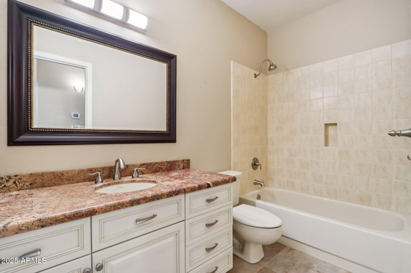 22-web-or-mls-E Winona St-S0612-028