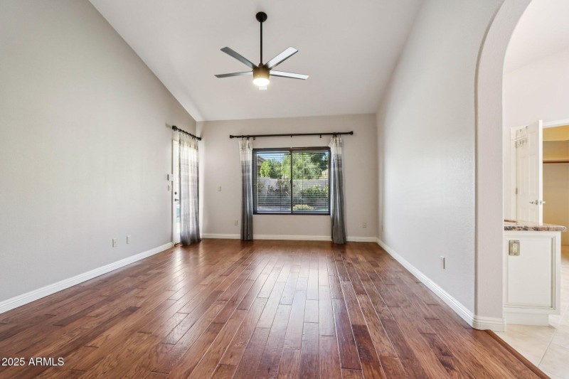 23-web-or-mls-E Winona St-S0612-029