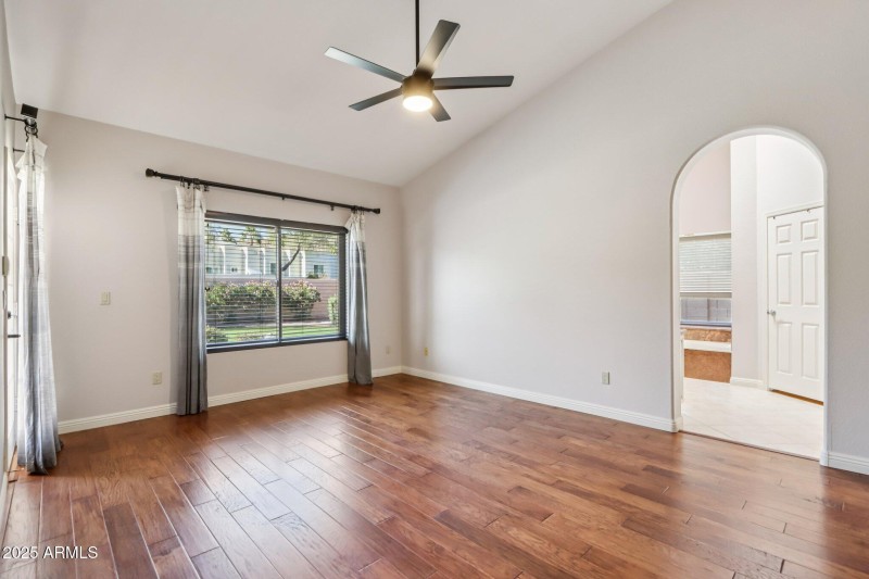 24-web-or-mls-E Winona St-S0612-030