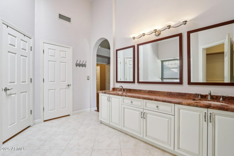 26-web-or-mls-E Winona St-S0612-033