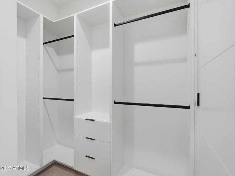025_ Walkin Closet